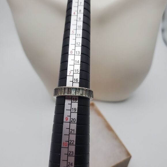 Solid sterling silver crystal baguette circle ring - Picture 4 of 4